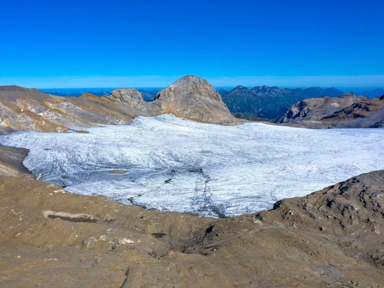 Plateaugletscher Plaine Morte vor hellblauem Himmel in den Berner Alpen, Schweiz