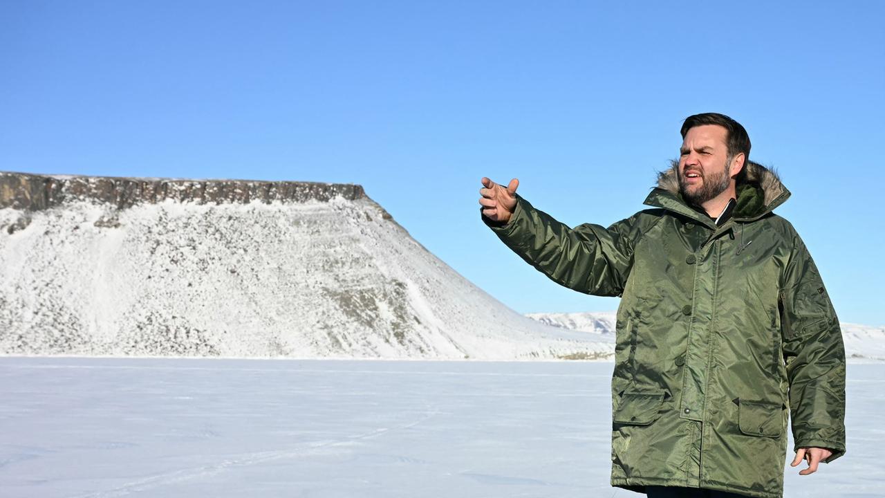 US-Vizepräsident Vance steht in einer verschneiten Landschaft. Er trägt eine grüne Winterjacke und hält seine rechte Hand gestikulierend nach vorne, während er spricht.