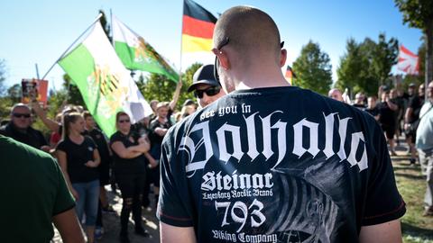 Ein Teilnehmer der rechten Szene mit einem Steinar-T-Shirt und der Aufschrift Walhalla. Die rechte Szene demonstriert gegen den Christopher Street Day 2024 in Döbeln. In der sächsischen Stadt finder der CSD zum dritten Mal statt.