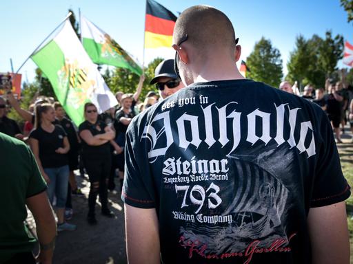 Ein Teilnehmer der rechten Szene mit einem Steinar-T-Shirt und der Aufschrift Walhalla. Die rechte Szene demonstriert gegen den Christopher Street Day 2024 in Döbeln. In der sächsischen Stadt finder der CSD zum dritten Mal statt.