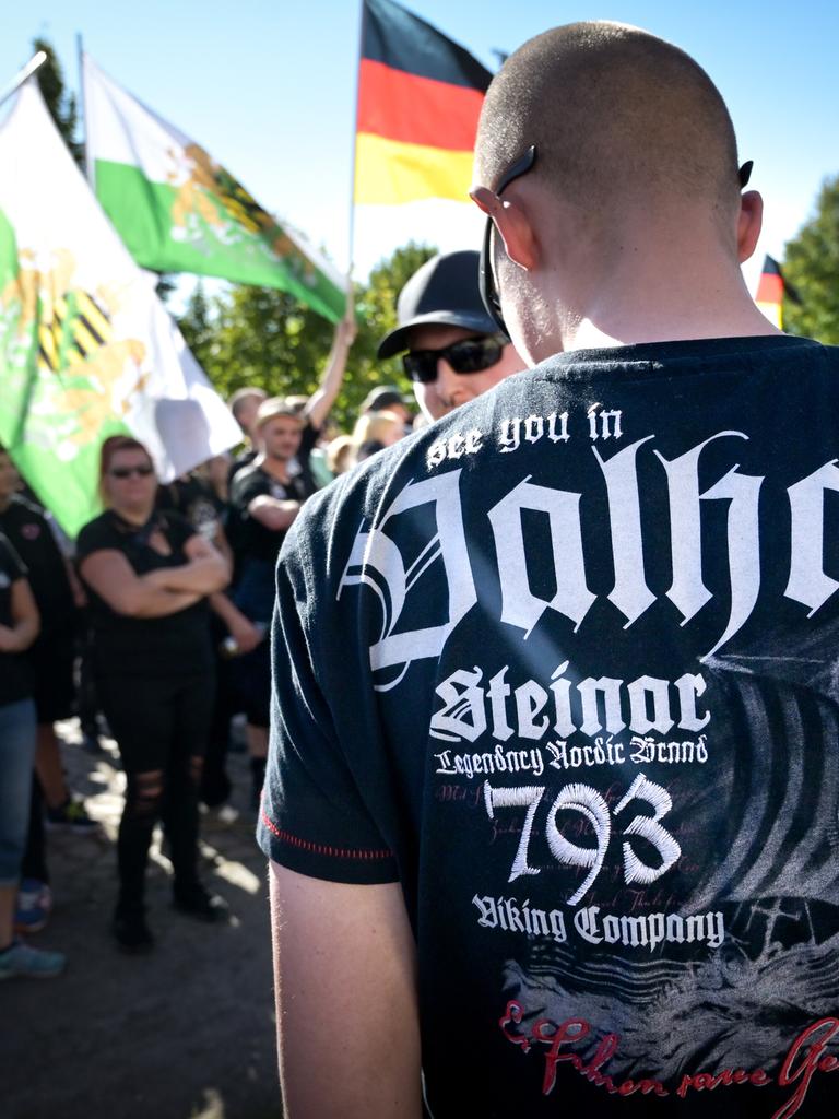 Ein Teilnehmer der rechten Szene mit einem Steinar-T-Shirt und der Aufschrift Walhalla. Die rechte Szene demonstriert gegen den Christopher Street Day 2024 in Döbeln. In der sächsischen Stadt finder der CSD zum dritten Mal statt.