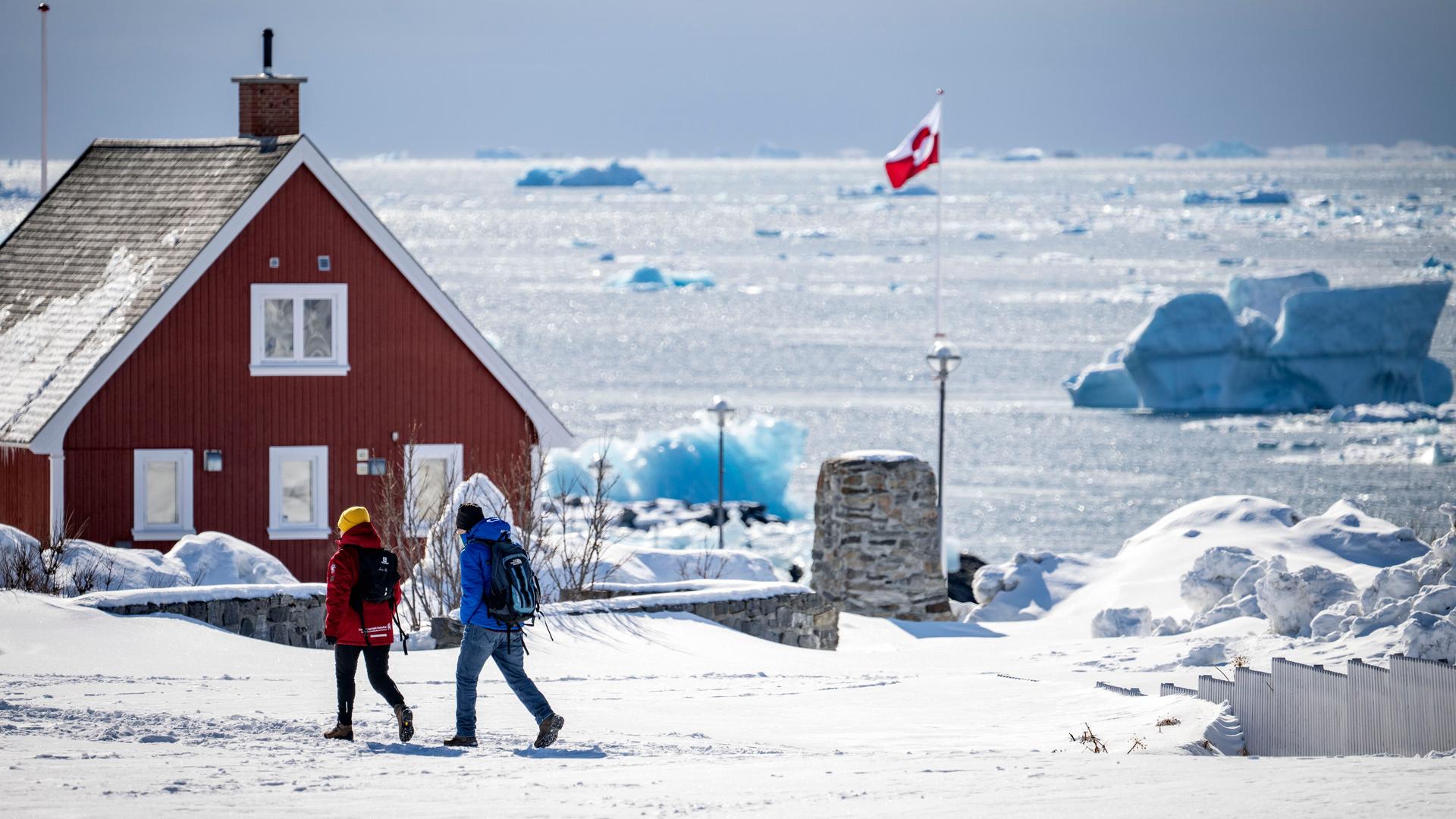 Eisberge und Packeis treiben am Hafen der grönländischen Hauptstadt Nuuk.
