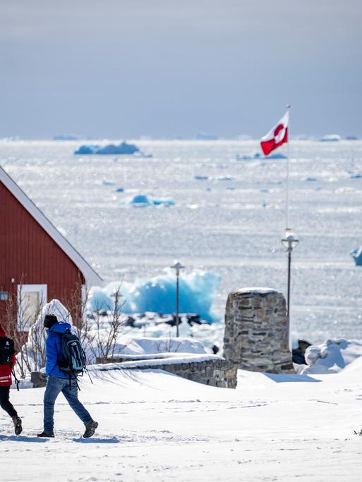 Eisberge und Packeis treiben am Hafen der grönländischen Hauptstadt Nuuk.
