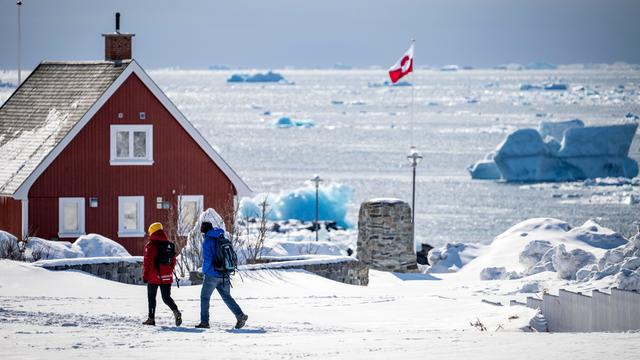 Eisberge und Packeis treiben am Hafen der grönländischen Hauptstadt Nuuk.