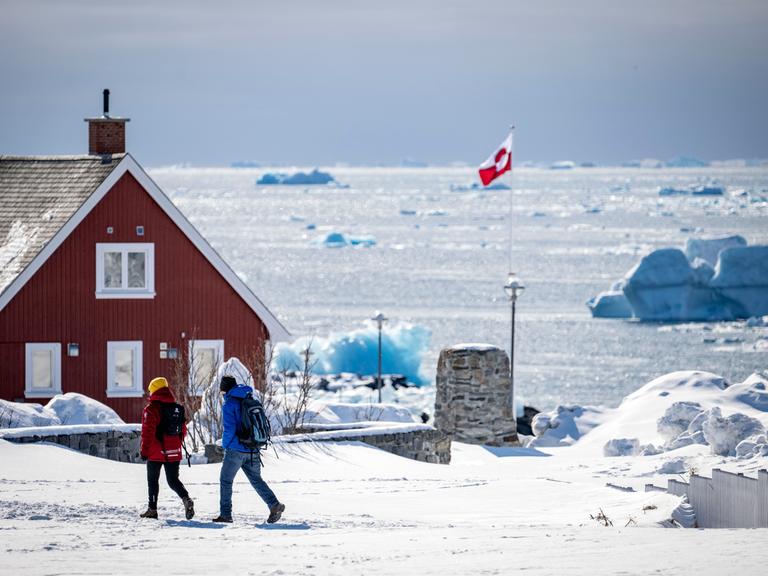 Eisberge und Packeis treiben am Hafen der grönländischen Hauptstadt Nuuk.
