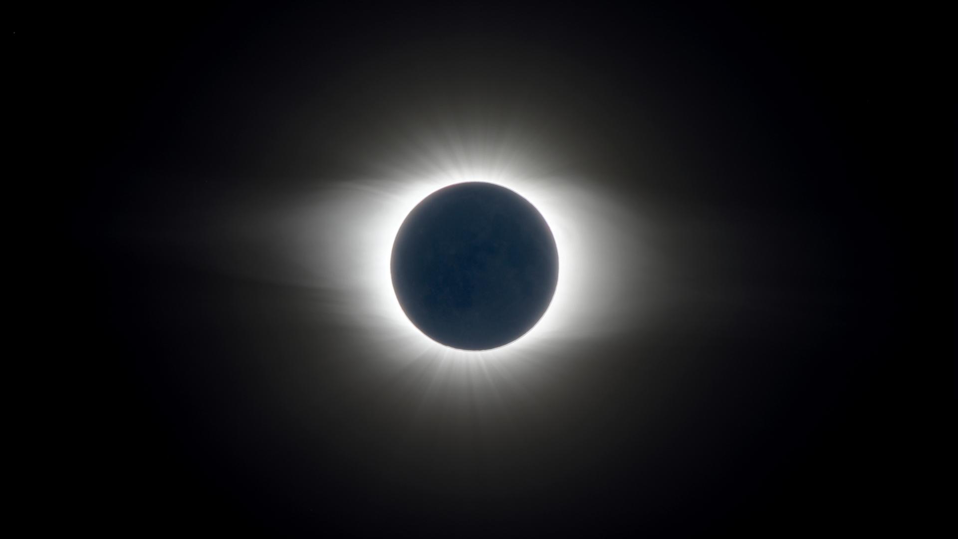 Ein schönes Foto – und trotzdem nichtssagend: Eine totale Sonnenfinsternis muss man selbst erleben. Bilder und Worte vermitteln nicht die Faszination der dunklen Sonne. Ein schönes Foto – und trotzdem nichtssagend: Eine totale Sonnenfinsternis muss man selbst erleben. Bilder und Worte vermitteln nicht die Faszination der dunklen Sonne.