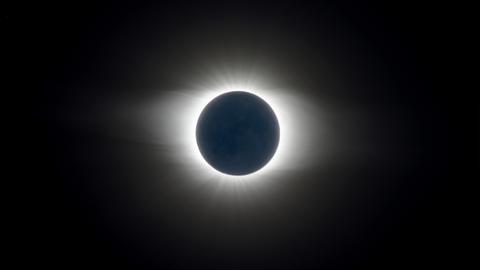 Ein schönes Foto – und trotzdem nichtssagend: Eine totale Sonnenfinsternis muss man selbst erleben. Bilder und Worte vermitteln nicht die Faszination der dunklen Sonne.