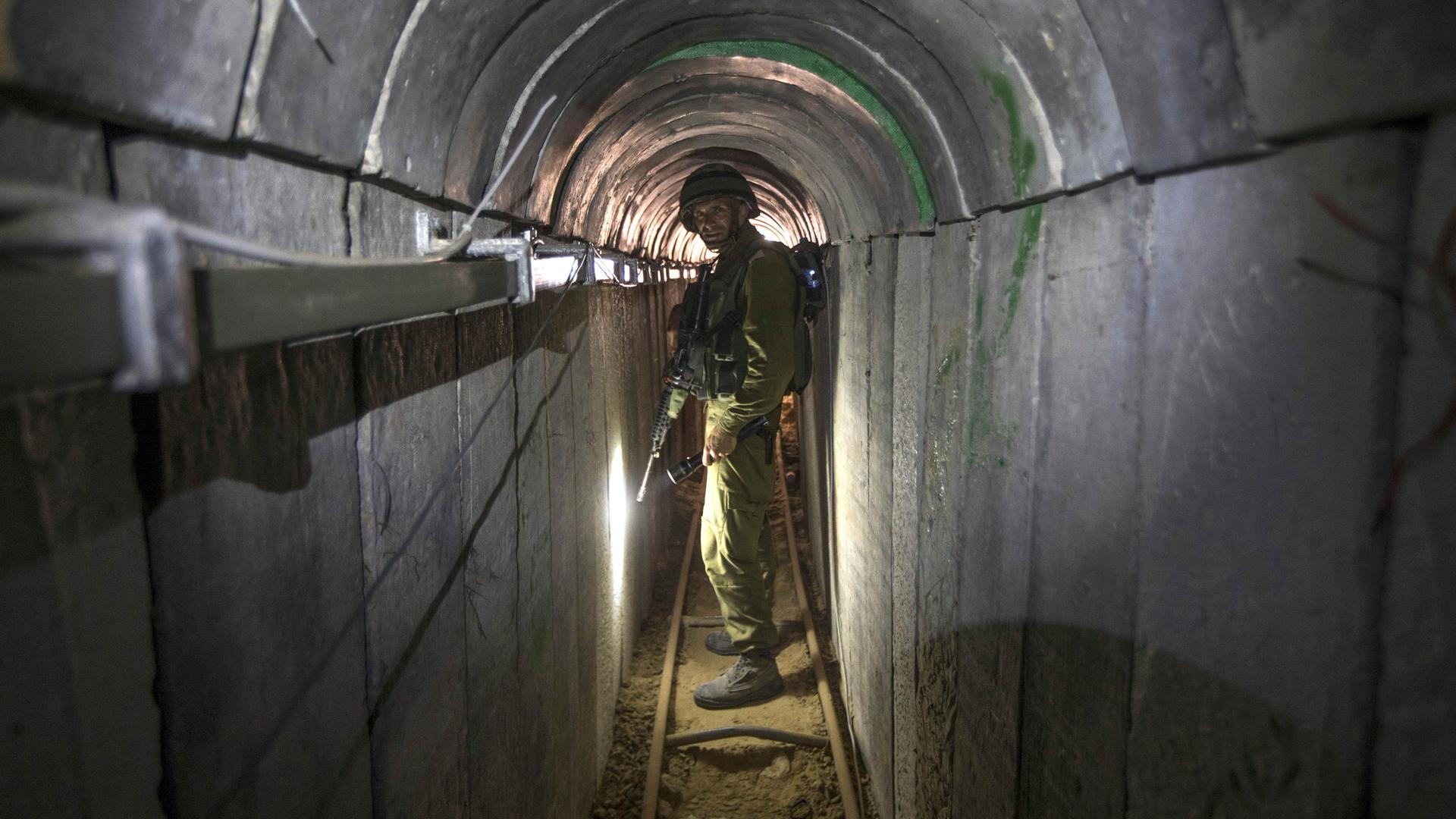 Ein israelischer Soldat führt im Jahr 2012 Journalisten durch einen Tunnel an der Grenze zwischen Israel und Gazastreifen, der angeblich von militanten Palästinensern für grenzüberschreitende Angriffe genutzt wird.