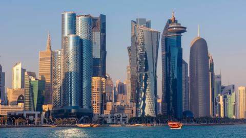 Die Skyline von Doha vor einem blauen Himmel