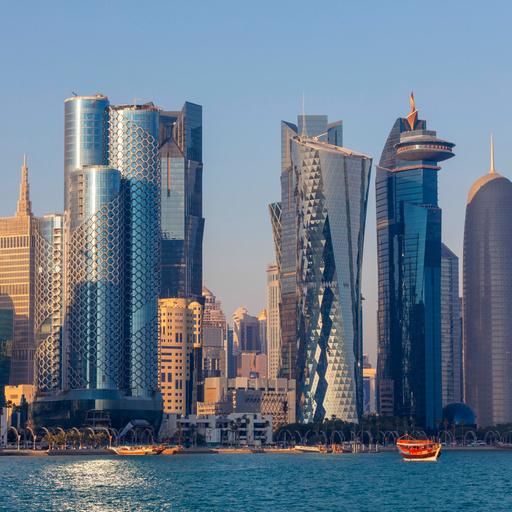 Die Skyline von Doha vor einem blauen Himmel