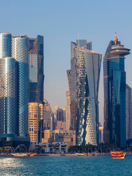Die Skyline von Doha vor einem blauen Himmel