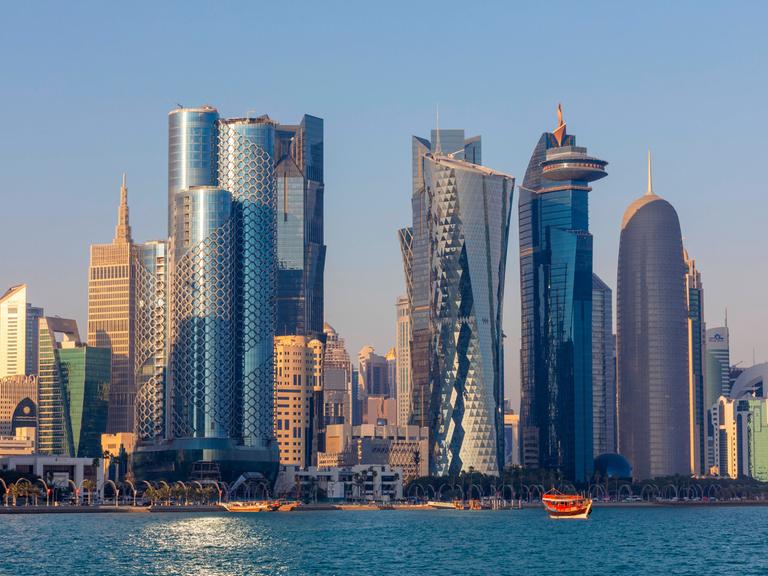 Die Skyline von Doha vor einem blauen Himmel