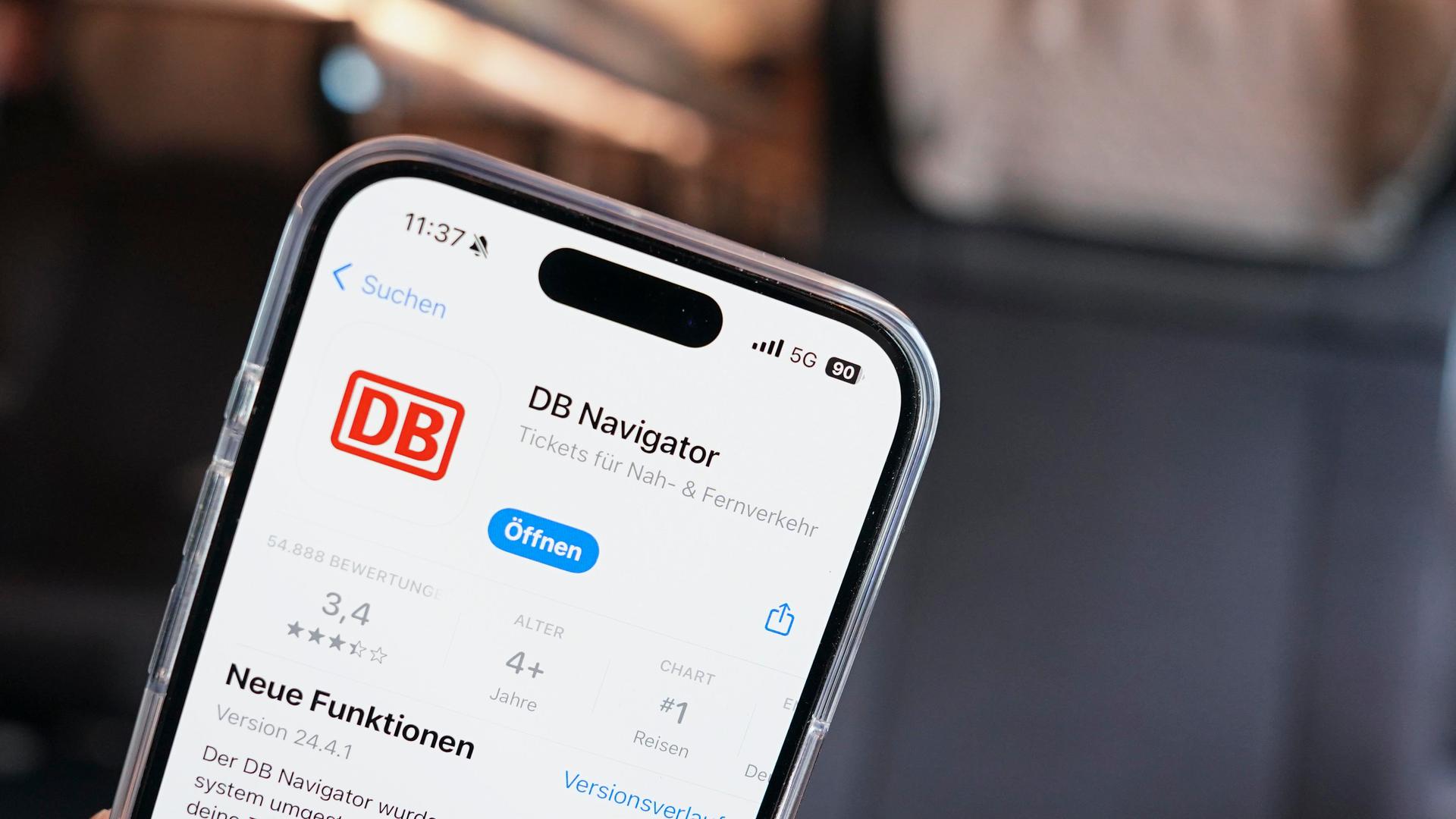 Auf einem Handy ist die App von der Deutschen Bahn, DB Navigator, geöffnet.