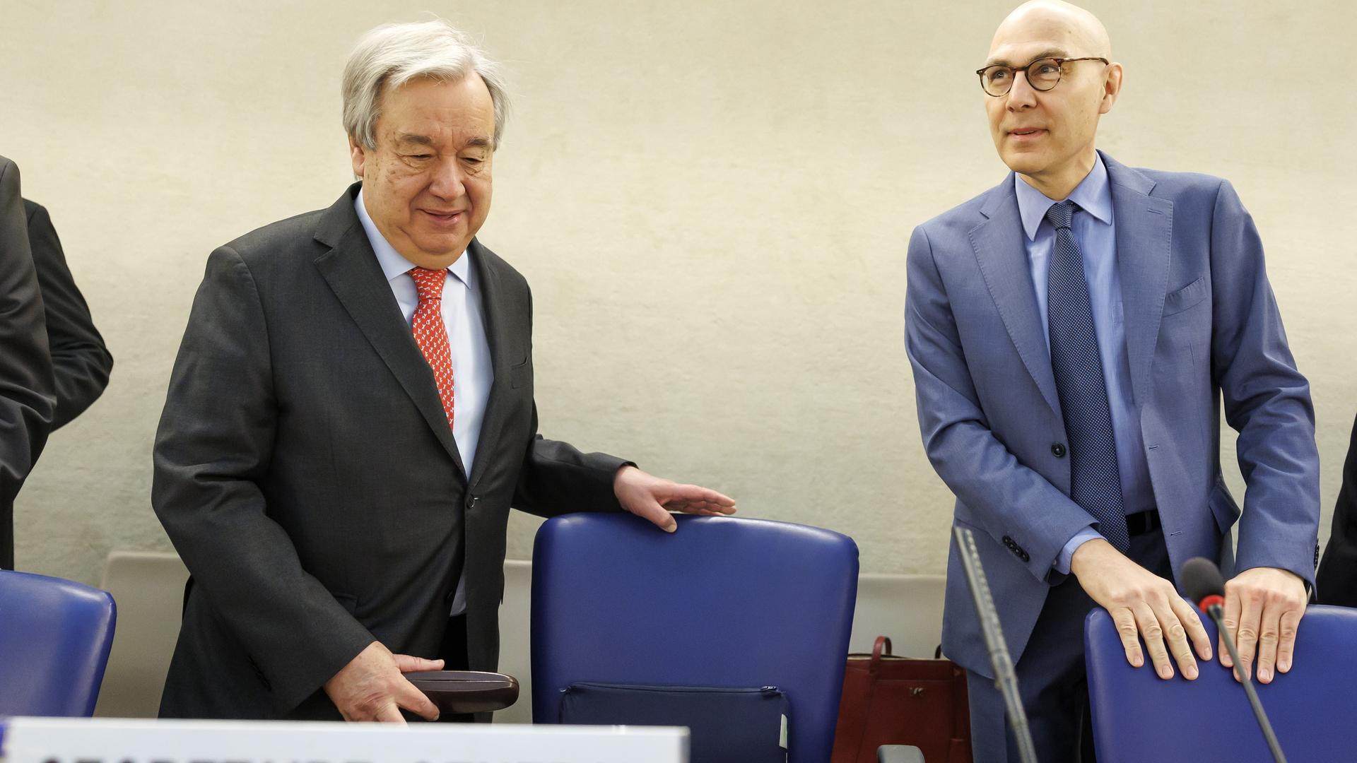 Genf: UNO-Generalsekretär Antonio Guterres (l) spricht mit dem Leiter des UNO-Menschenrechtsbüros, Volker Türk (r), während der Eröffnung der 55. Sitzung des UNO-Menschenrechtsrates am europäischen Hauptsitz der Vereinten Nationen.