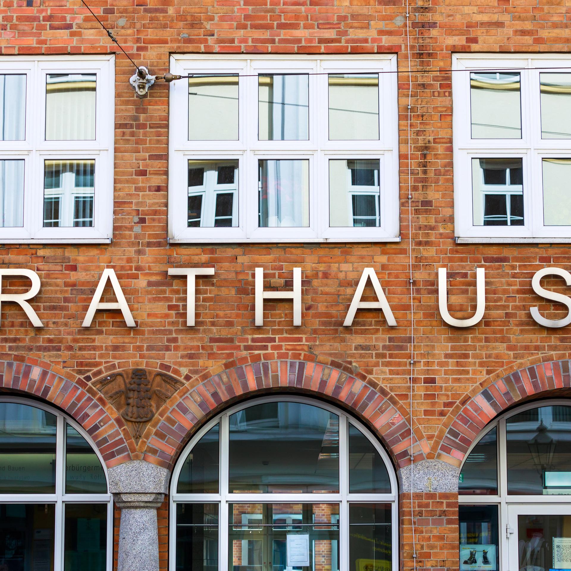 Das Foto zeigt das Rathaus von Cottbus.