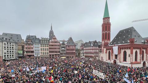 In Frankfurt am Main versammelten sich nach Angaben der Veranstalter 35.000 Teilnehmer zu einer Kundgebung gegen rechts.
