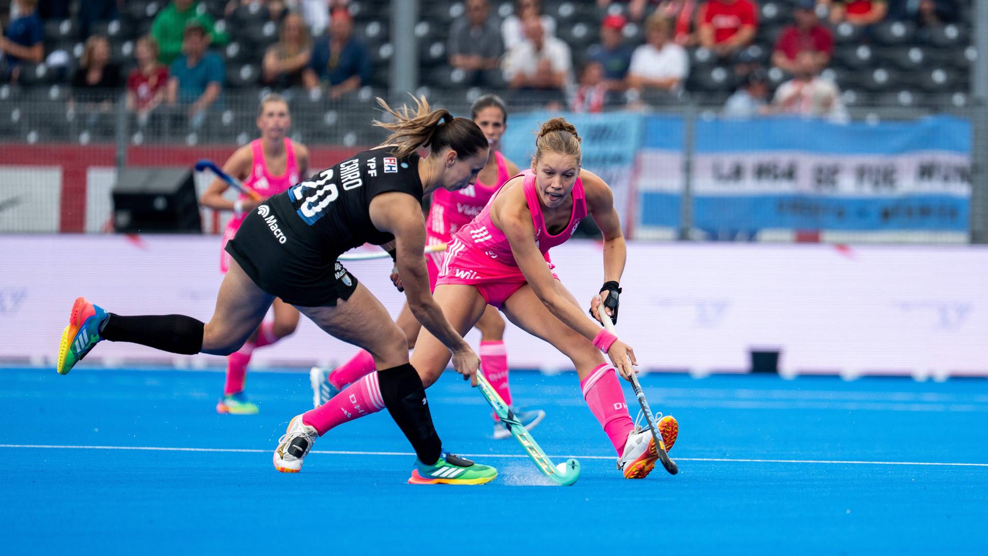 Ein Zweikampf bei der Hockey-Weltmeisterschaft der Frauen zwischen der deutschen Spielerin Felicia Wiedermann und der Argentinierin Sofia Cairo.
      