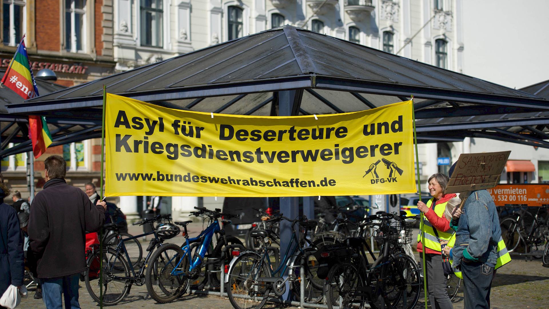 Beim Flensburger Ostermarsch 2022 demonstrieren Menschen für Asyl für Deserteuer und Kriegsdienstverweigerer.