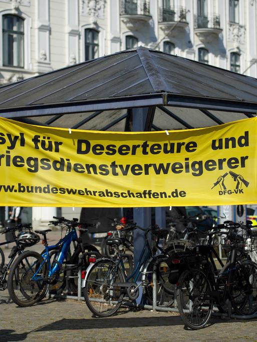 Beim Flensburger Ostermarsch 2022 demonstrieren Menschen für Asyl für Deserteuer und Kriegsdienstverweigerer.