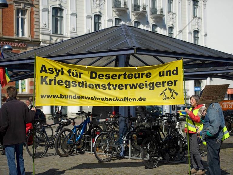 Beim Flensburger Ostermarsch 2022 demonstrieren Menschen für Asyl für Deserteuer und Kriegsdienstverweigerer.
