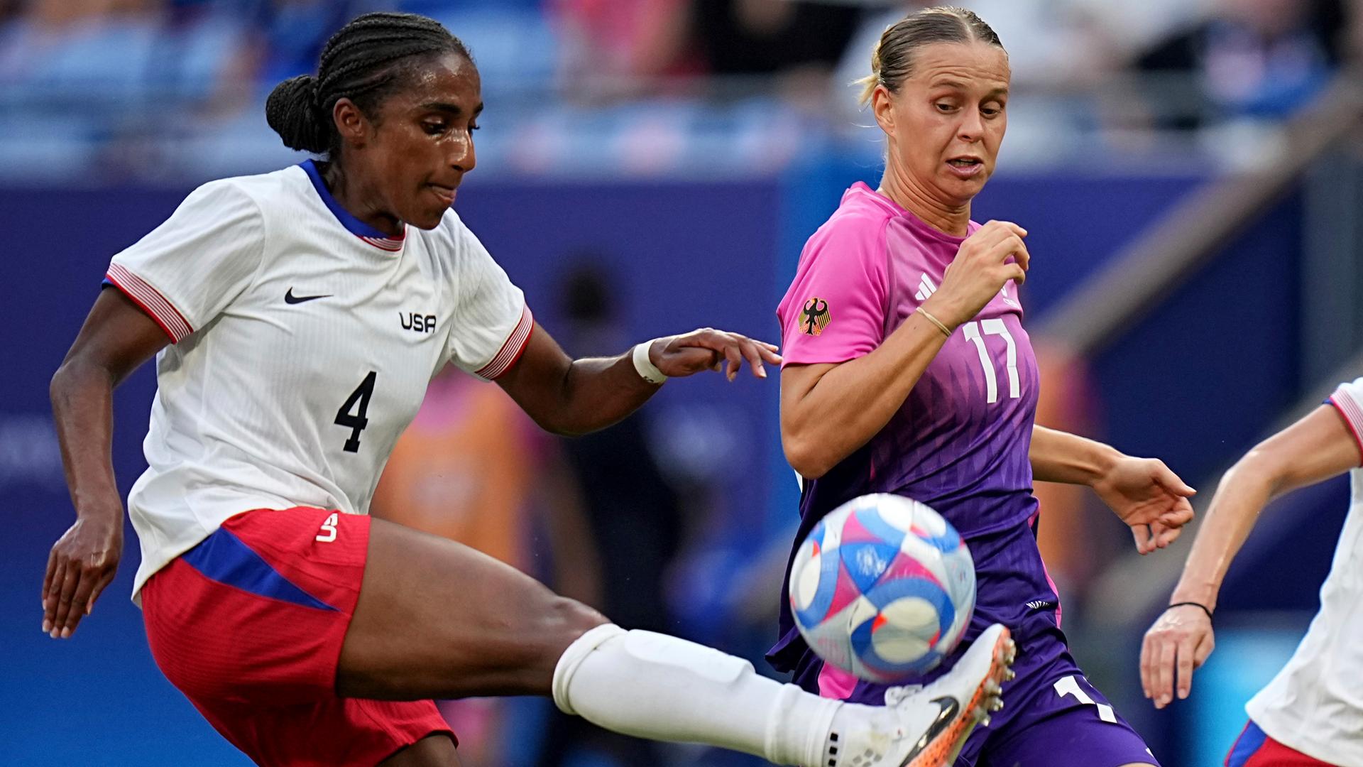 Die Fußballerinnen Naomi Girma (l) aus den USA und Klara Bühl von Deutschland in Aktion.