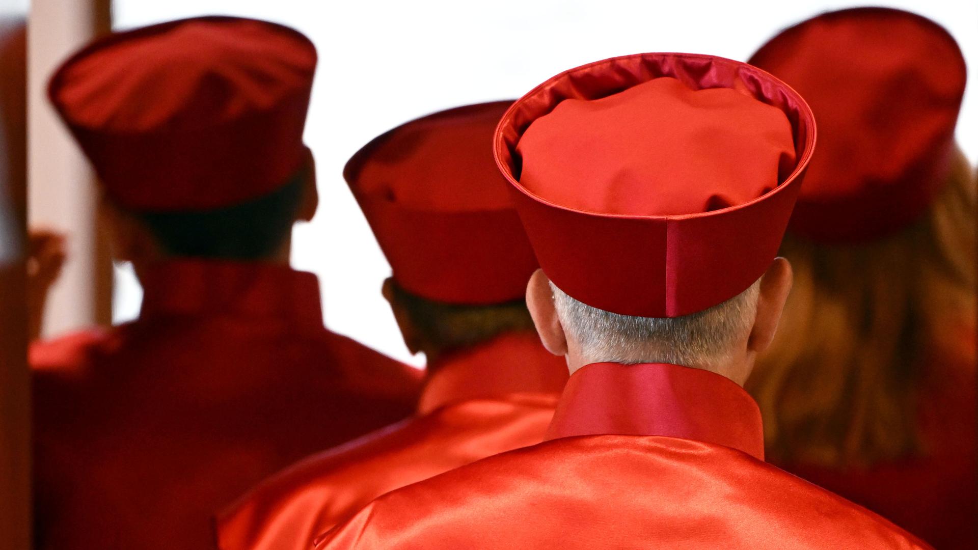 Die Richterinnen und Richter des Zweiten Senat beim Bundesverfassungsgericht verlassen den Sitzungssaal nach der Urteilsverkündung über die Wahlrechtsreform der Ampel-Koalition.  Die Richterinnen und Richter des Zweiten Senat beim Bundesverfassungsgericht verlassen den Sitzungssaal nach der Urteilsverkündung über die Wahlrechtsreform der Ampel-Koalition.