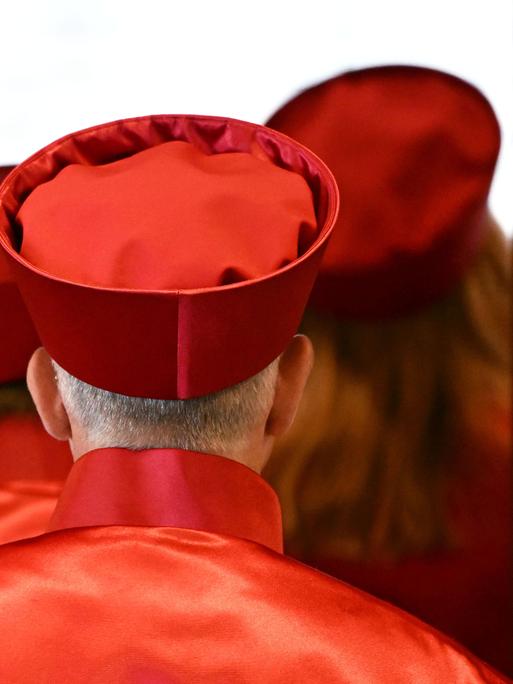 Die Richterinnen und Richter des Zweiten Senat beim Bundesverfassungsgericht verlassen den Sitzungssaal nach der Urteilsverkündung über die Wahlrechtsreform der Ampel-Koalition. 