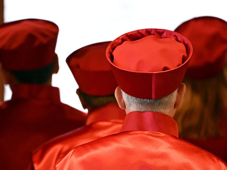 Die Richterinnen und Richter des Zweiten Senat beim Bundesverfassungsgericht verlassen den Sitzungssaal nach der Urteilsverkündung über die Wahlrechtsreform der Ampel-Koalition. 