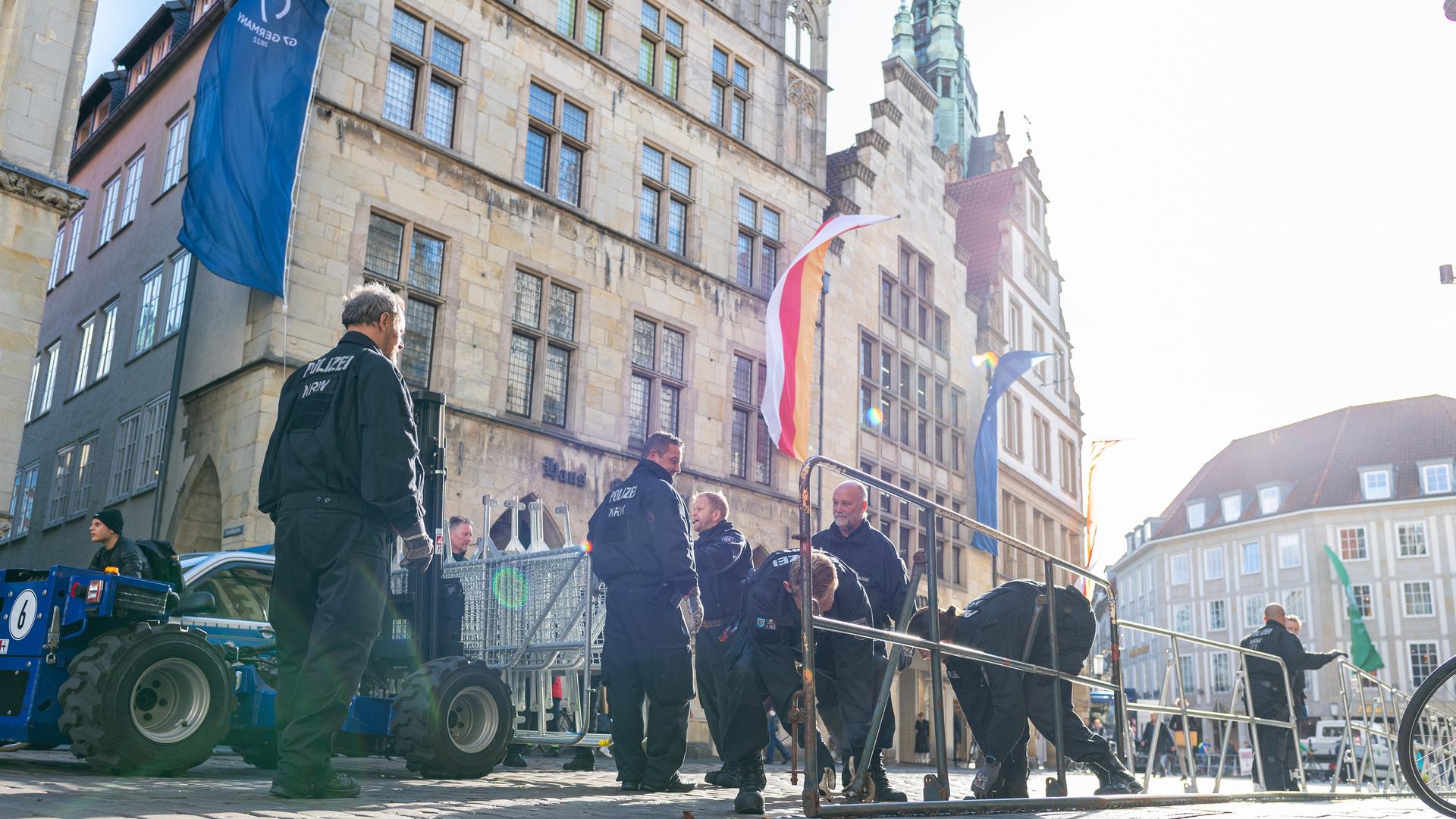 Polizeibeamte stellen am Prinzipalmarkt in Münster, wo sich die Teilnehmer der G7 treffen, mobile Absperrgitter auf. Polizeibeamte stellen am Prinzipalmarkt in Münster, wo sich die Teilnehmer der G7 treffen, mobile Absperrgitter auf.