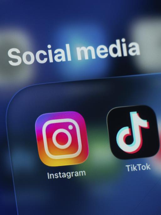 Auf einem Smartphone-Bildschirm wird die Instagram und Tiktok App mit einer australischen Flagge im Hintergrund angezeigt.