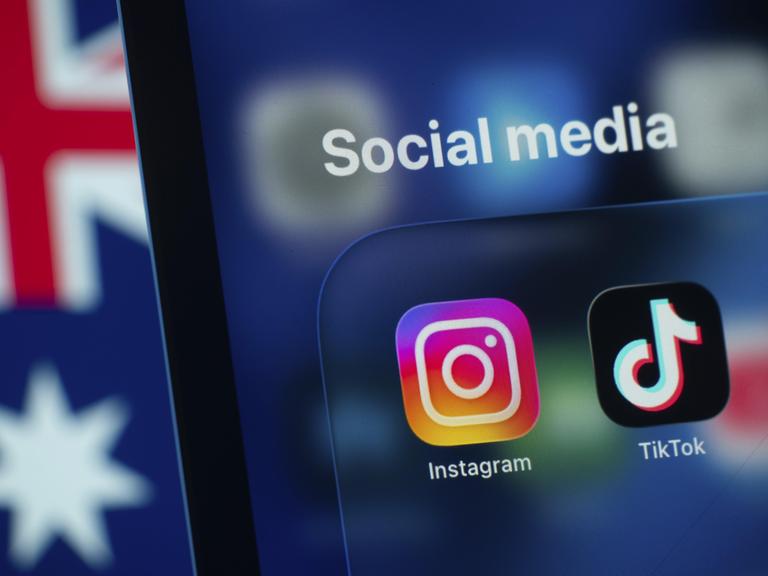 Auf einem Smartphone-Bildschirm wird die Instagram und Tiktok App mit einer australischen Flagge im Hintergrund angezeigt.