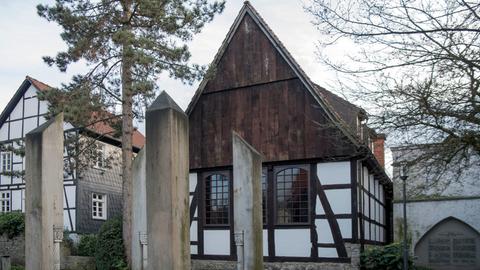 Außenaufnahme eines Fachwerk-Gebäudes, das als Kirche genutzt wird