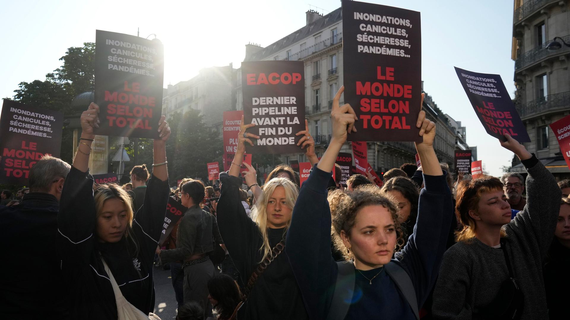 Demonstranten in Paris halten Plakate in die Höhe. Demonstranten in Paris halten Plakate in die Höhe.
