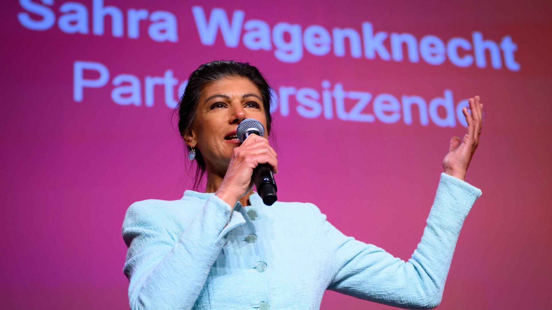 Sahra Wagenknecht, Parteivorsitzende des Bündnis Sahra Wagenknecht (BSW), reagiert nach den ersten Prognosen auf der Wahlparty des "Bündnis Sahra Wagenknecht - Vernunft und Gerechtigkeit" (BSW).