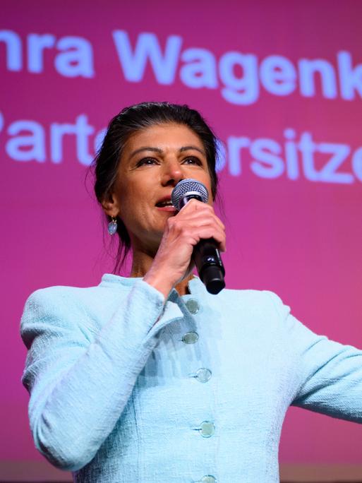 Sahra Wagenknecht, Parteivorsitzende des Bündnis Sahra Wagenknecht (BSW), reagiert nach den ersten Prognosen auf der Wahlparty des "Bündnis Sahra Wagenknecht - Vernunft und Gerechtigkeit" (BSW).