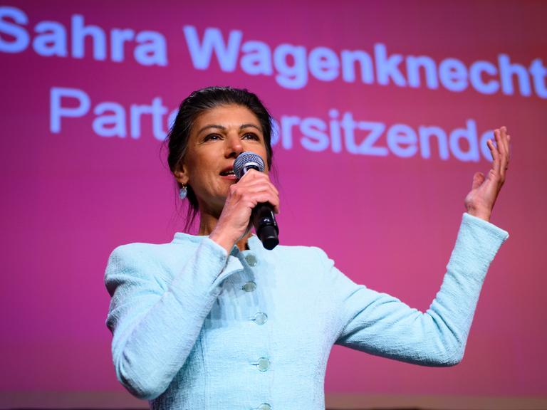 Sahra Wagenknecht, Parteivorsitzende des Bündnis Sahra Wagenknecht (BSW), reagiert nach den ersten Prognosen auf der Wahlparty des "Bündnis Sahra Wagenknecht - Vernunft und Gerechtigkeit" (BSW).