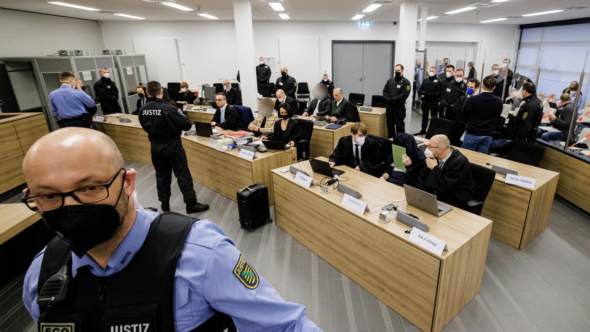Prozess um Juwelendiebstahl im Grünen Gewölbe: Die Angeklagten und ihre Anwälte sitzen im Saal des Oberlandesgerichts Dresden