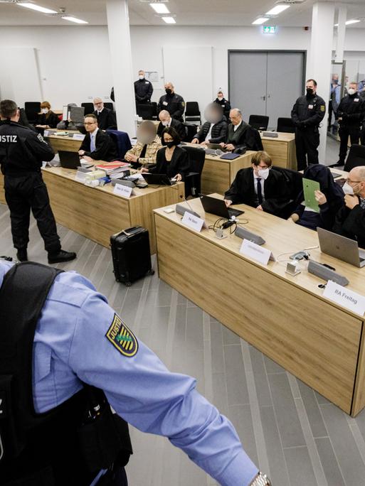 Prozess um Juwelendiebstahl im Grünen Gewölbe: Die Angeklagten und ihre Anwälte sitzen im Saal des Oberlandesgerichts Dresden