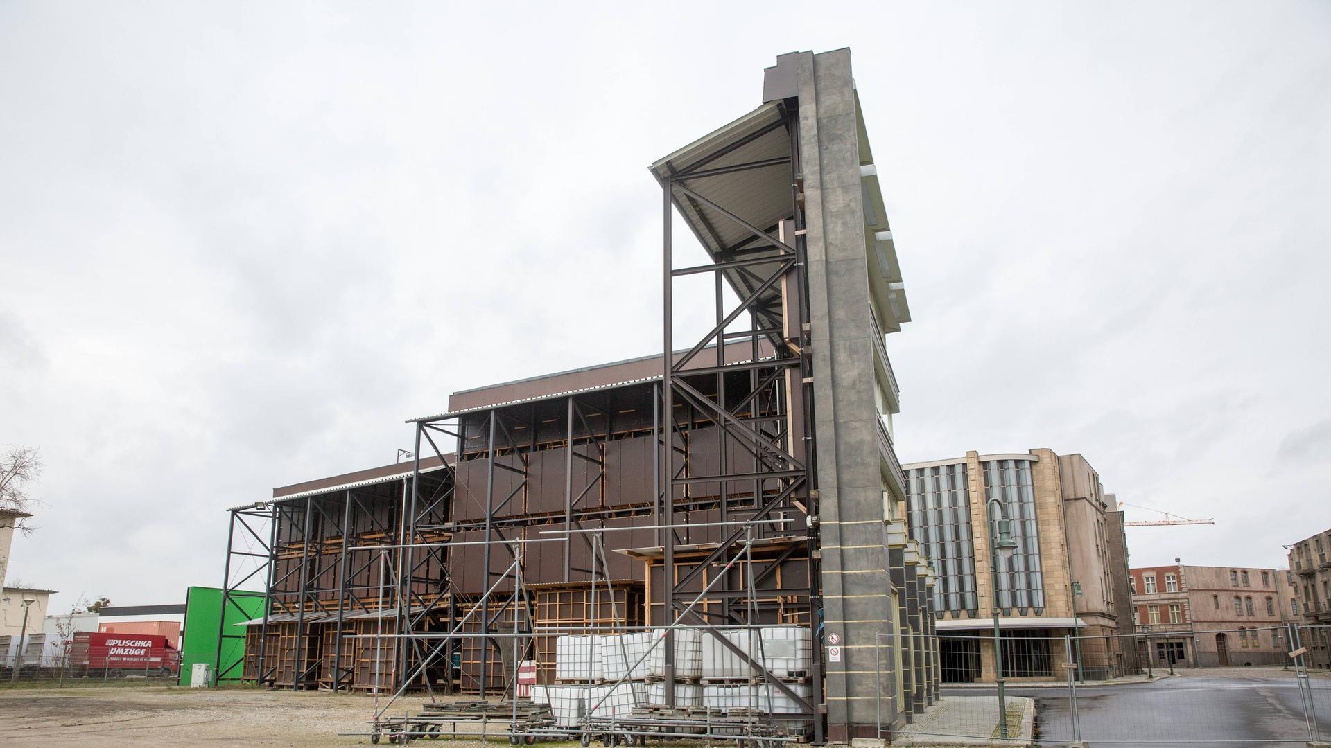 Auf dem Gelände des Filmstudios Babelsberg in Potsdam steht die Außenkulisse für die Produktion Babylon Berlin.