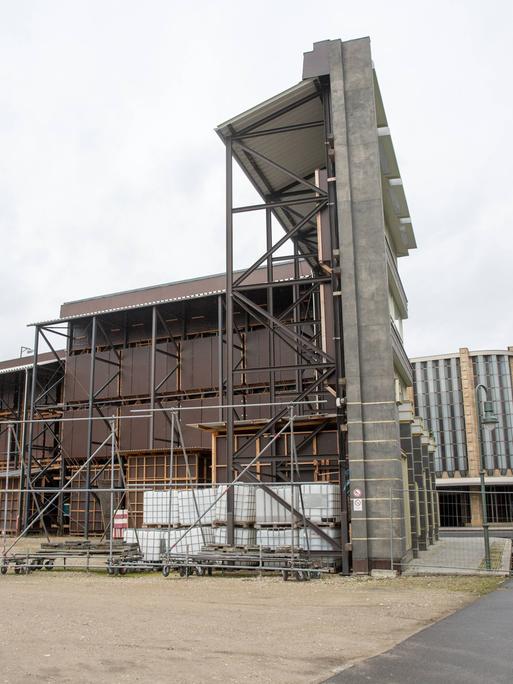 Auf dem Gelände des Filmstudios Babelsberg in Potsdam steht die Außenkulisse für die Produktion Babylon Berlin.