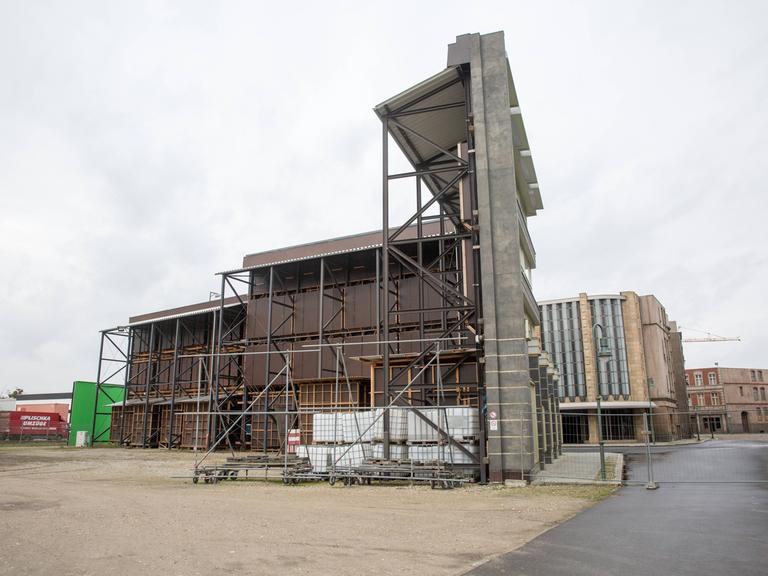 Auf dem Gelände des Filmstudios Babelsberg in Potsdam steht die Außenkulisse für die Produktion Babylon Berlin.