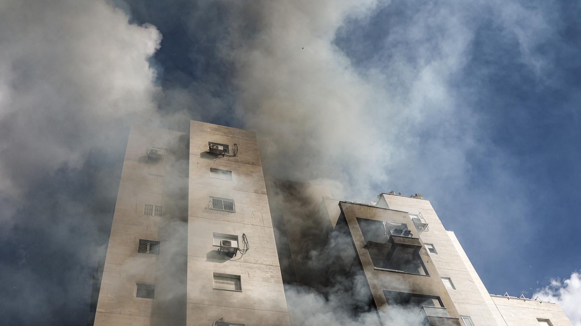 In einem Wohnhaus in einer israelischen Stadt in der Nähe des Gazastreifens steigt Rauch auf. In einem Wohnhaus in einer israelischen Stadt in der Nähe des Gazastreifens steigt Rauch auf.