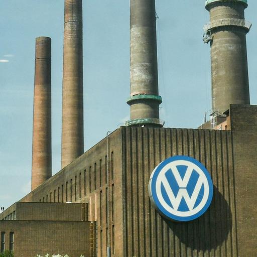 Das VW-Emblem auf der Konzernzentrale in Wolfsburg