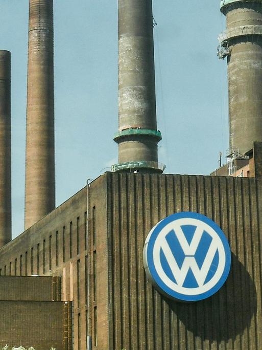 Das VW-Emblem auf der Konzernzentrale in Wolfsburg