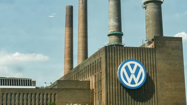 Das VW-Emblem auf der Konzernzentrale in Wolfsburg