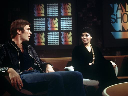 Seit dem 18.03.1973 heißt es "Talkshow" im deutschen TV bei "Je später der Abend" im WDR - hier diskutieren ein Jahr nach der Premiere Romy Schneider und Burkhard Driest miteinander