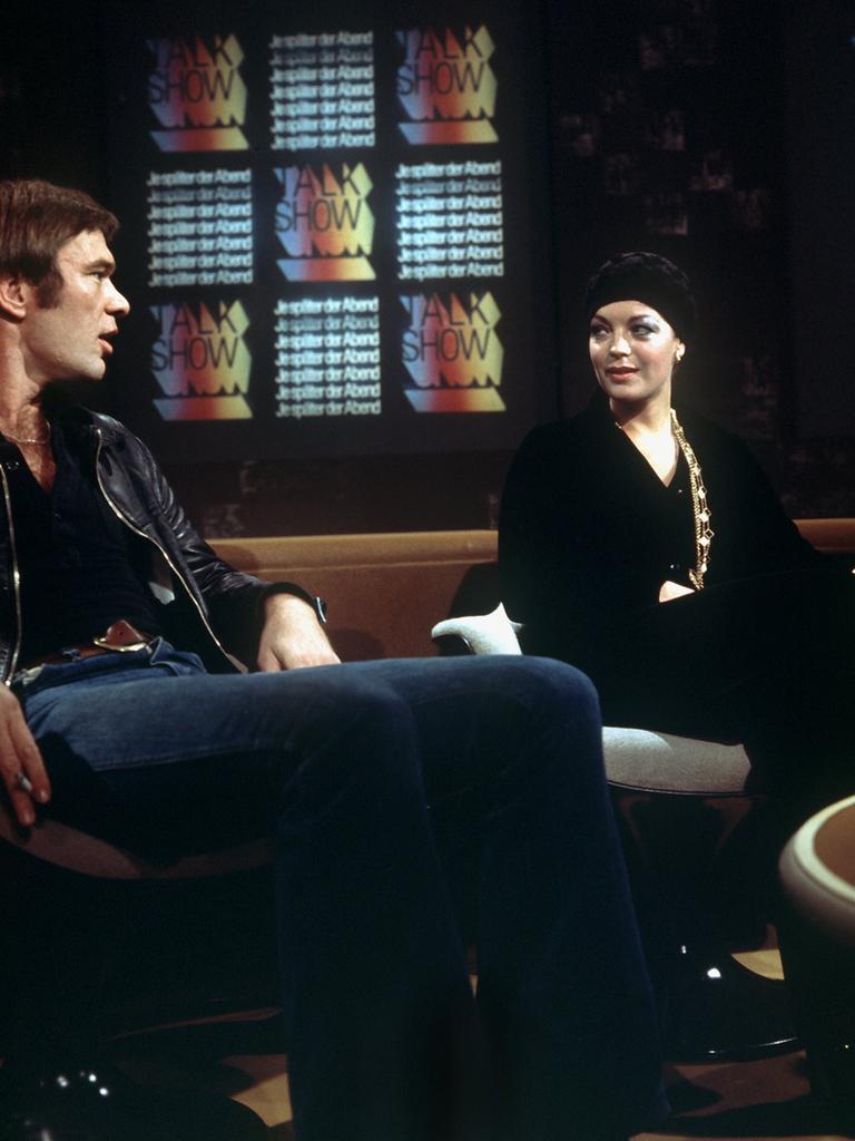 Seit dem 18.03.1973 heißt es "Talkshow" im deutschen TV bei "Je später der Abend" im WDR - hier diskutieren ein Jahr nach der Premiere Romy Schneider und Burkhard Driest miteinander