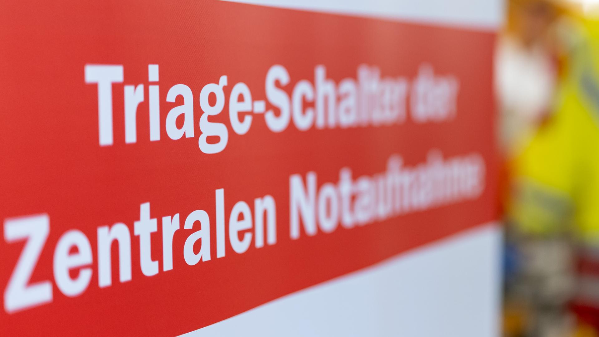 "Triage-Schalter der Zentralen Notaufnahme" steht auf einem Banner im Rahmen der Katastrophenschutzübung "Löwenzahn" in der Notaufnahme des Universitätsklinikums Erlangen. 