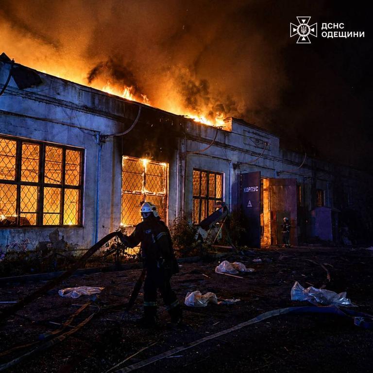 Ukrainische Feuerwehrleute versuchen, den Brand nach einem russischen Angriff auf ein leerstehendes Lagerhaus im Bezirk Ismajil in der Region Odessa (Ukraine) zu löschen. 