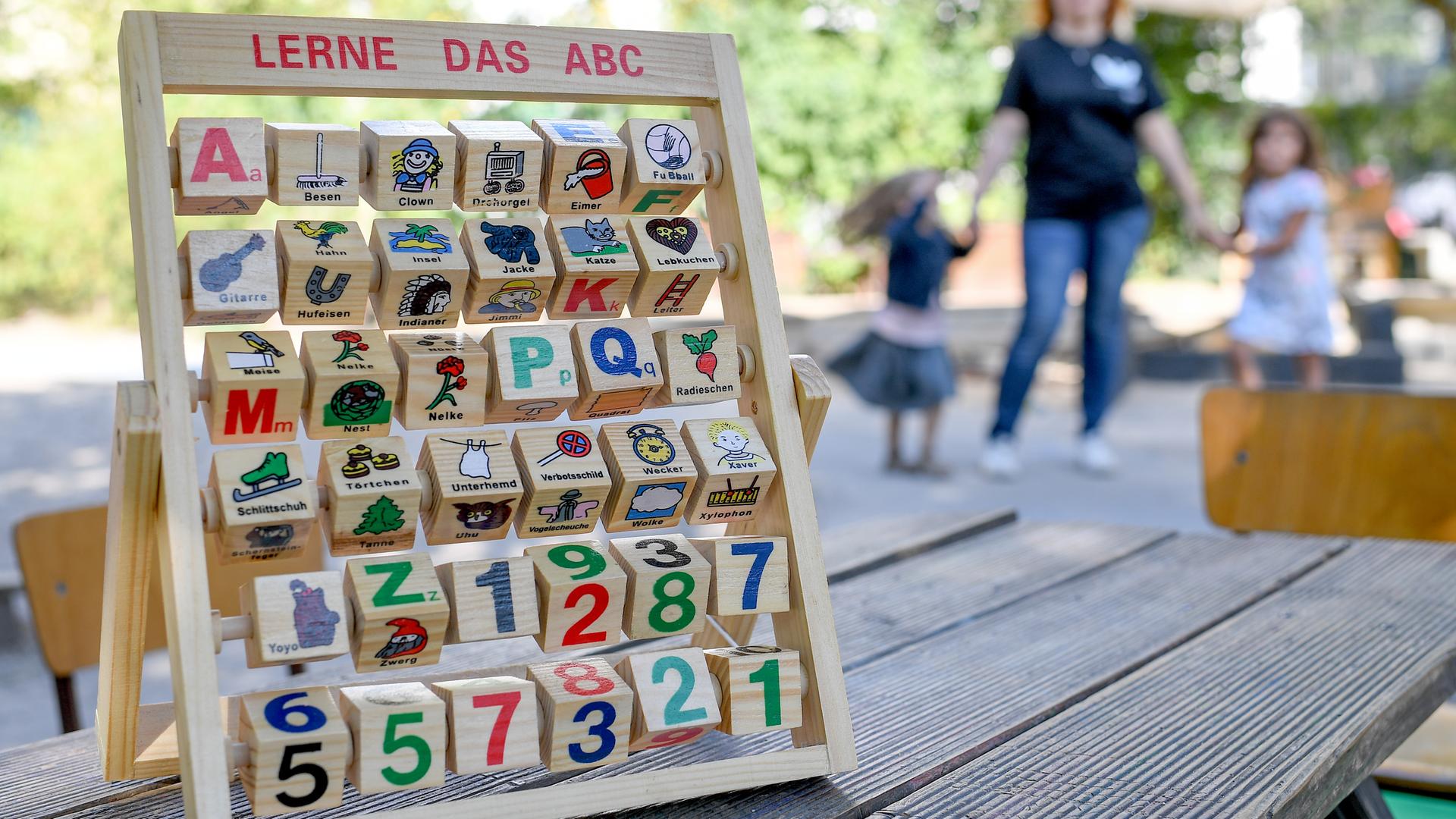 Ein Lernspiel für das Alphabet steht in einem Kindergarten auf einem Tisch.
